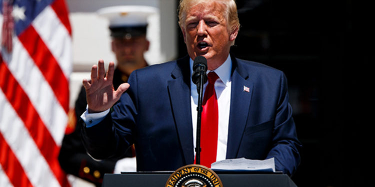Trump critica “enfermiza alianza” de la prensa con “grosera” congresista Omar