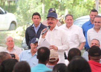 Presidente financia productores de leche en El Seibo