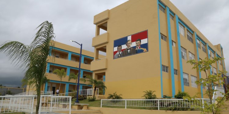 Presidente entrega centro educativo en Los Alcarrizos; albergará a 840 estudiantes