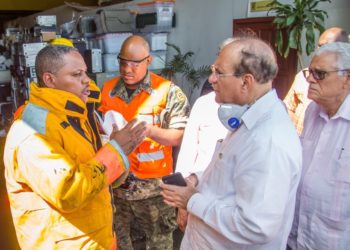 bomberos sofocan incendio en almacén JCE