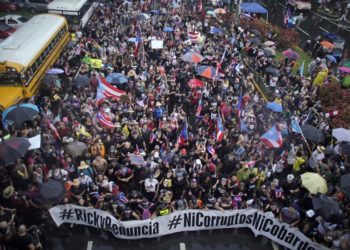 Cientos de puertorriqueños piden renuncia de Rosselló