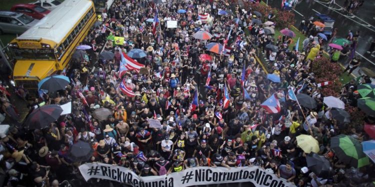 Cientos de puertorriqueños piden renuncia de Rosselló
