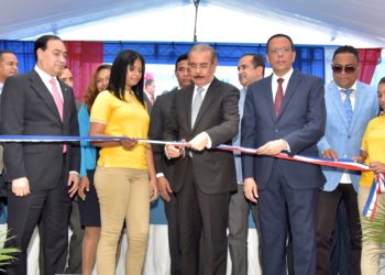 Presidente entrega 5 centros educativos con tanda extendida en Santiago
