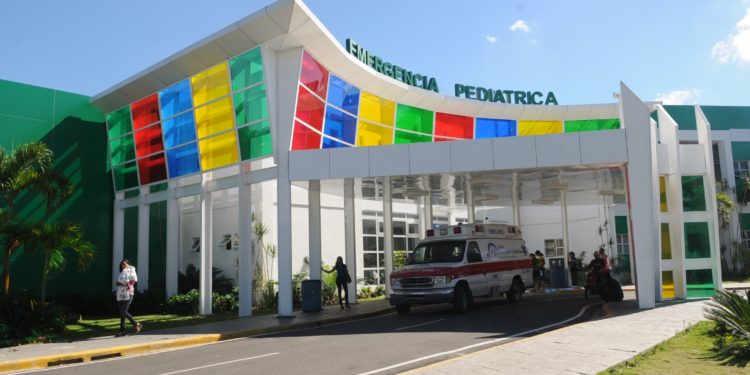 En total hacinamiento pacientes hospital infantil Arturo Grullón