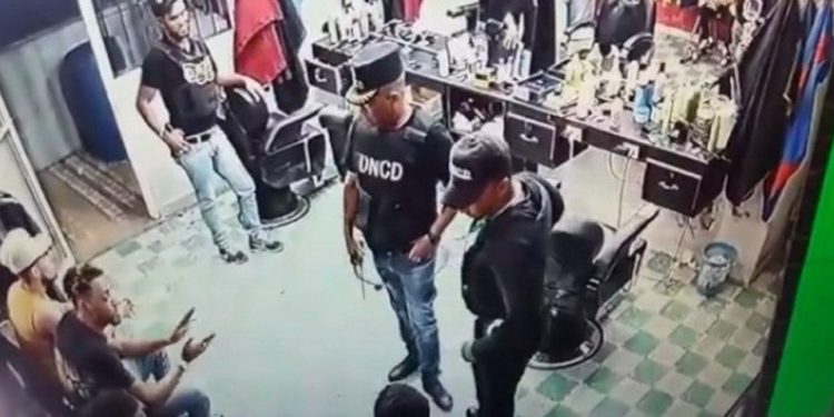 Propietario barbería acusa autoridades DNCD y fiscalía Montecristi colocar drogas a jóvenes