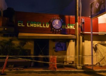 Mueren 23 personas en ataque a bar con bombas incendiarias en México