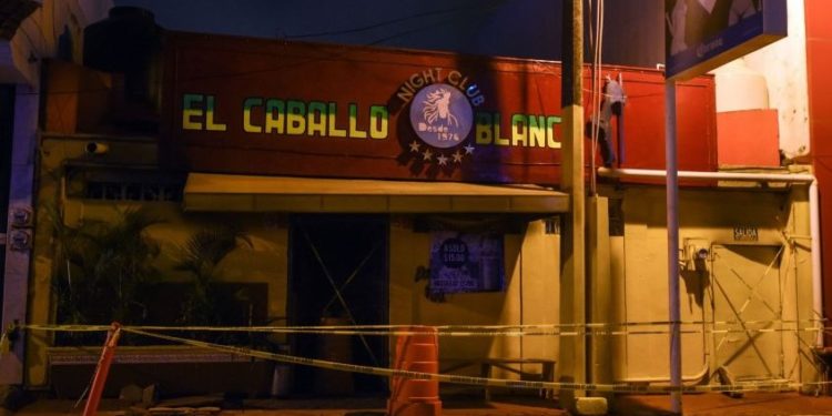 Mueren 23 personas en ataque a bar con bombas incendiarias en México