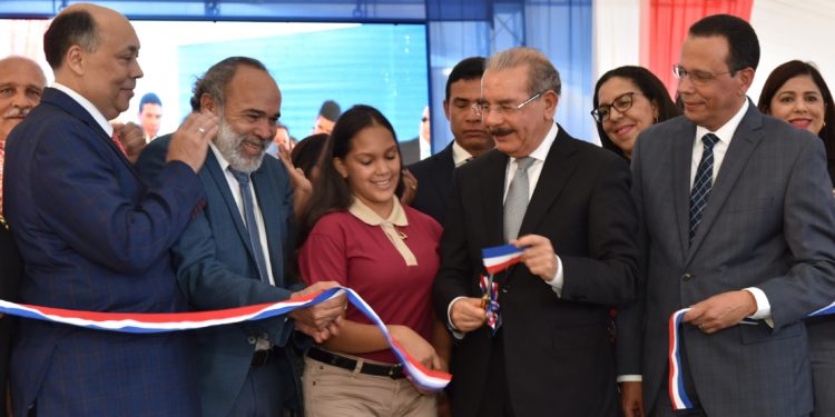 1,260 estudiantes se beneficiarán con entrega nuevo liceo y escuela básica en Salcedo
