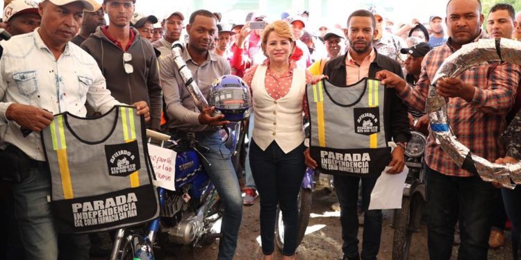 Lucía Medina beneficia a cientos de motoconchistas