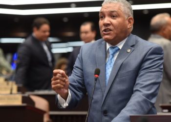 Radhamés González repite como vocero bloque PRD