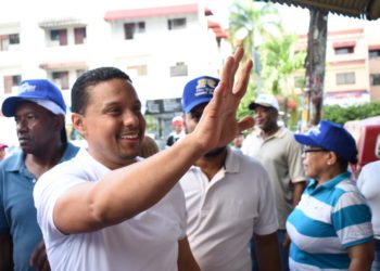 Precandidato diputado realiza mano a mano en DN
