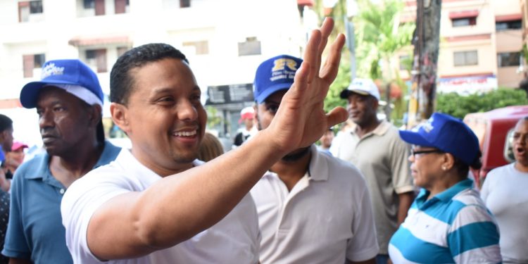 Precandidato diputado realiza mano a mano en DN