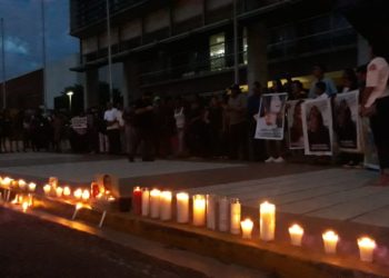 Mujeres montan vigilia condenando feminicidios