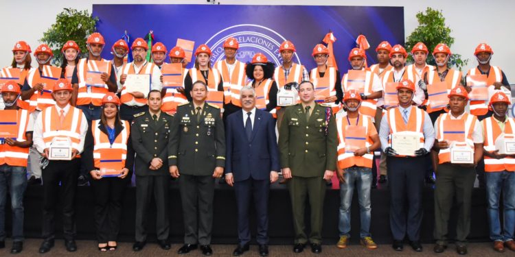 Entrega US$500 mil a Defensa Civil donados por Emiratos Árabes