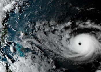 Evacuaciones masivas costa sur EEUU por paso poderoso huracán Dorian