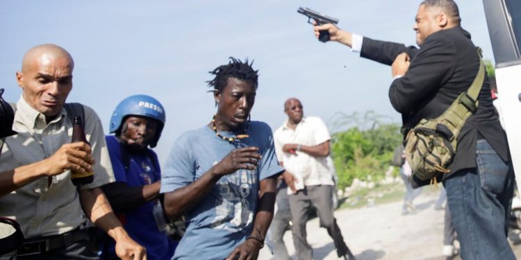 Senador haitiano dispara contra manifestantes