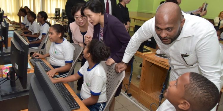 Minerd y China acuerdan pasantías estudiantes de excelencia de ambos países