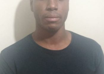 Agente policial mata madre a balazos y hiere a su hermana