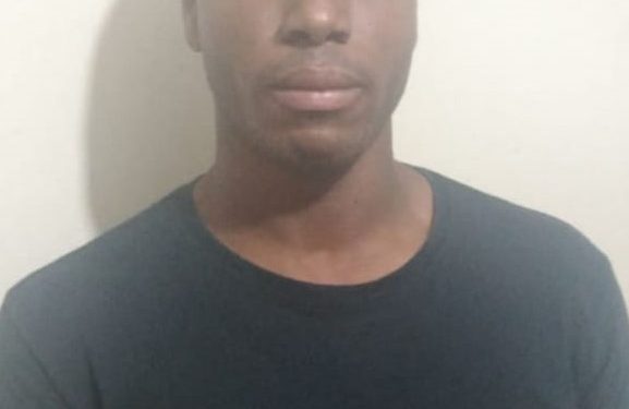 Agente policial mata madre a balazos y hiere a su hermana