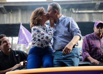 Leonel besa a Margarita durante recorrido barrios DN cierre precampaña