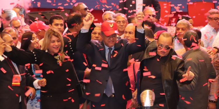 PRSC, PTD y PUN proclaman a Leonel Fernández candidato presidencial