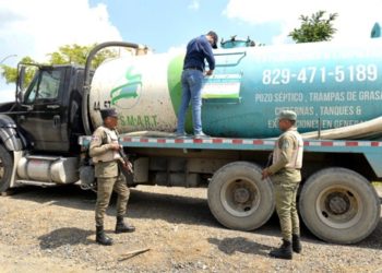Medio Ambiente suspende empresa vertió desecho pozo séptico en río