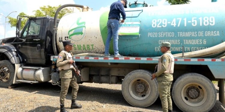 Medio Ambiente suspende empresa vertió desecho pozo séptico en río