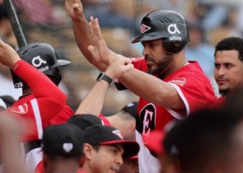 Leones siguen en la cima; dominan 5-4 a las Águilas