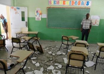 Educación avanza reparación techos de 20 aulas en escuela de Villa Mella