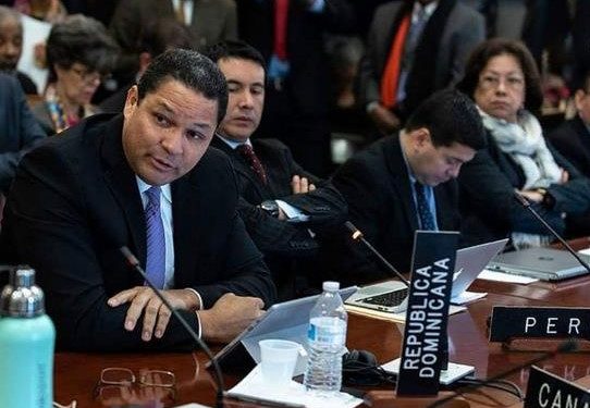 Danilo destituye a Gedeón Santos de la OEA