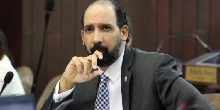 Inicia éxodo de leonelistas del PLD; renuncia diputado Merán