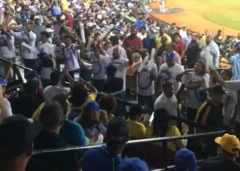 Grupo vocifera ‘ladrón, ladrón, ladrón’ a Camacho en Estadio Quisqueya