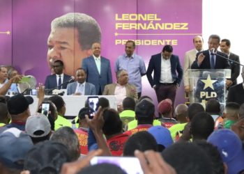 Leonel promete seguro salud y pensiones a motoconchistas y empleados informales