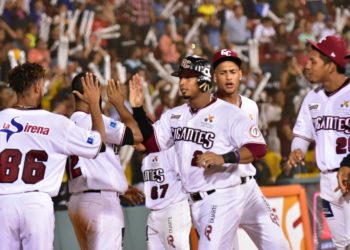 Las Águilas Cibaeñas caen ante los Gigantes en inicio béisbol