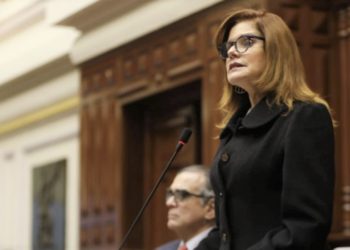 Congreso peruano responde destituyendo a Martín Vizcarra; vicepresidenta asume cargo