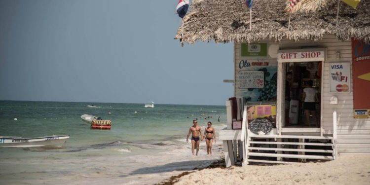Empresario turístico pide al gobierno detener erosión playa Bávaro