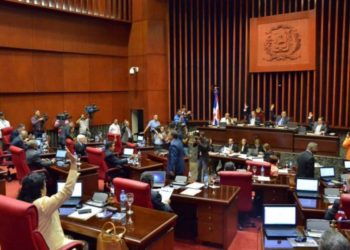 Senado pide autoridades actuar ante denuncias de irrespeto símbolos patrios