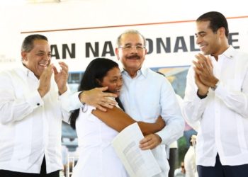 Medina entrega 3 mil títulos a parceleros provincias El Seibo y Hato Mayor