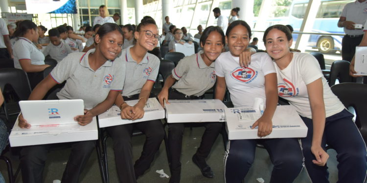 Educación ha entregado 253,293 computadoras a estudiantes y centros educativos