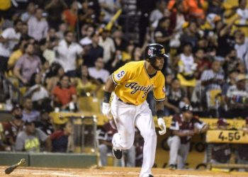 Jonrón de Valenzuela da triunfo a Águilas frente a Gigantes