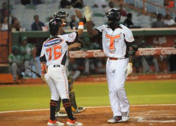 Los Toros ganan al Escogido; Navarro acumula cuatro vuelacercas