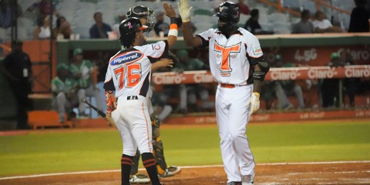 Los Toros ganan al Escogido; Navarro acumula cuatro vuelacercas