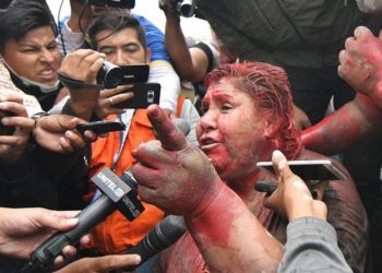 Turba enfurecida incendia alcaldía y arrastra a alcaldesa por la calle en Bolivia