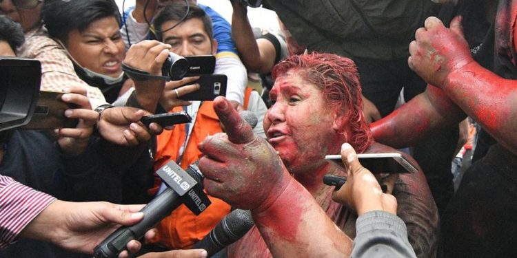 Turba enfurecida incendia alcaldía y arrastra a alcaldesa por la calle en Bolivia
