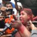 Turba enfurecida incendia alcaldía y arrastra a alcaldesa por la calle en Bolivia