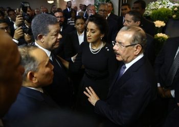 Leonel va a funeraria dar pésame a Danilo por fallecimiento padre