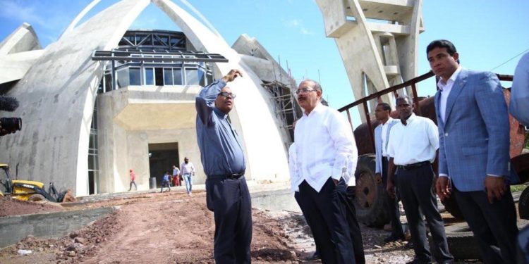 Presidente Medina supervisa construcción Santuario Santo Cristo de los Milagros