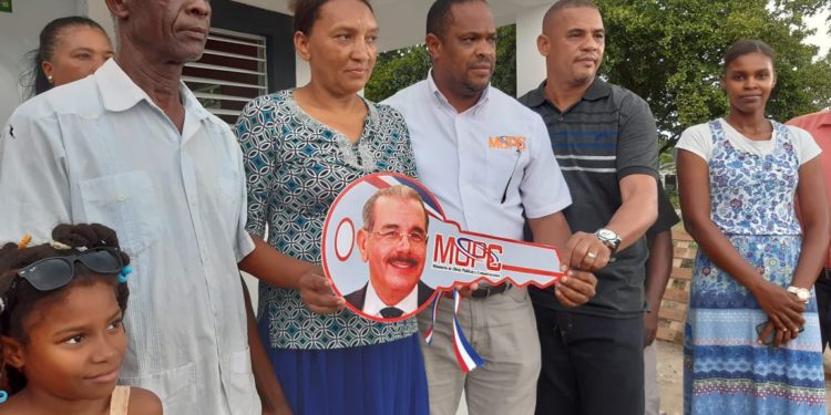 MOPC entrega casa a pareja pastores evangélicos en Villa Altagracia