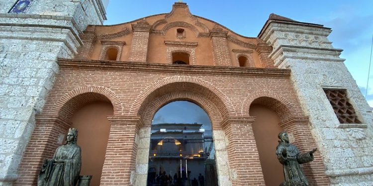 Medina entrega restaurada Iglesia Santa Bárbara de los Hombres del Mar