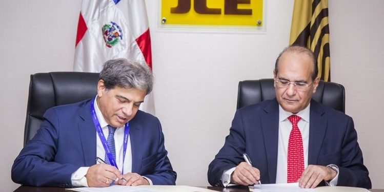 JCE suscribe contrato con empresa española para auditoría forense equipos voto automatizado
